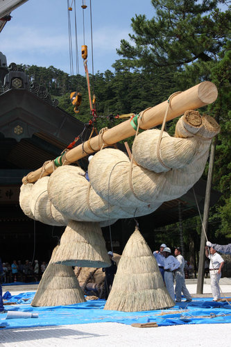 飯南町しめ縄クラブによる大注連縄の奉納 出雲大社神楽殿