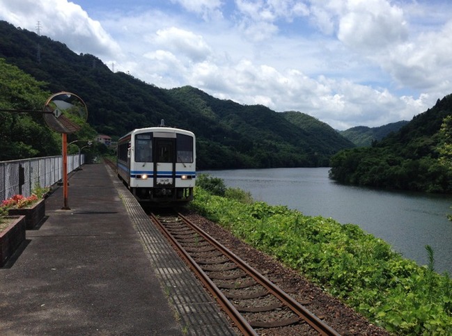 ＪＲ三江線潮駅 電車と江の川