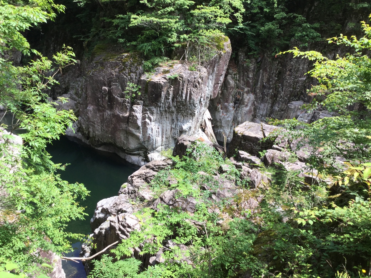 高津川の支流、匹見川の浸食によって出来た渓谷美。