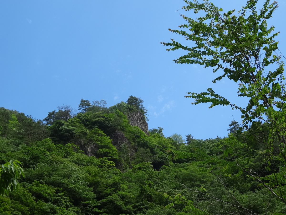 『屏風岩』。川だけでなく、断崖も美しい。