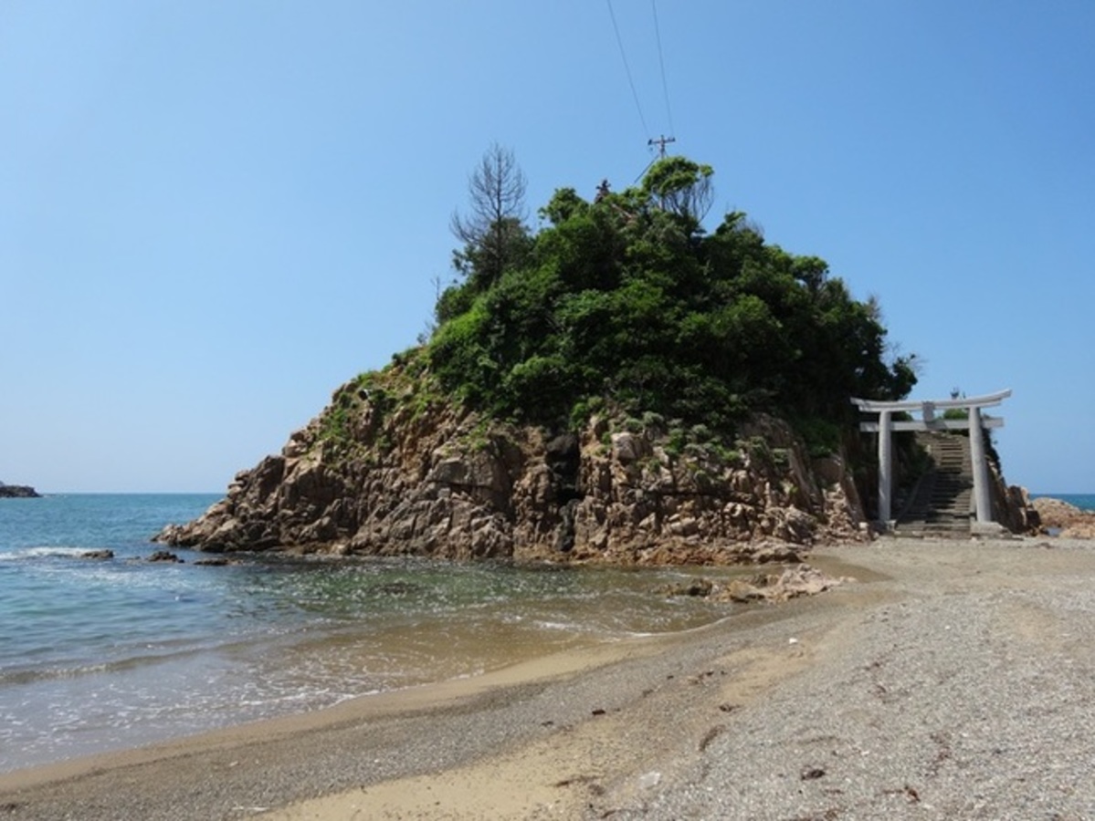 小浜海岸にある宮ヶ島の上に建つ神社。