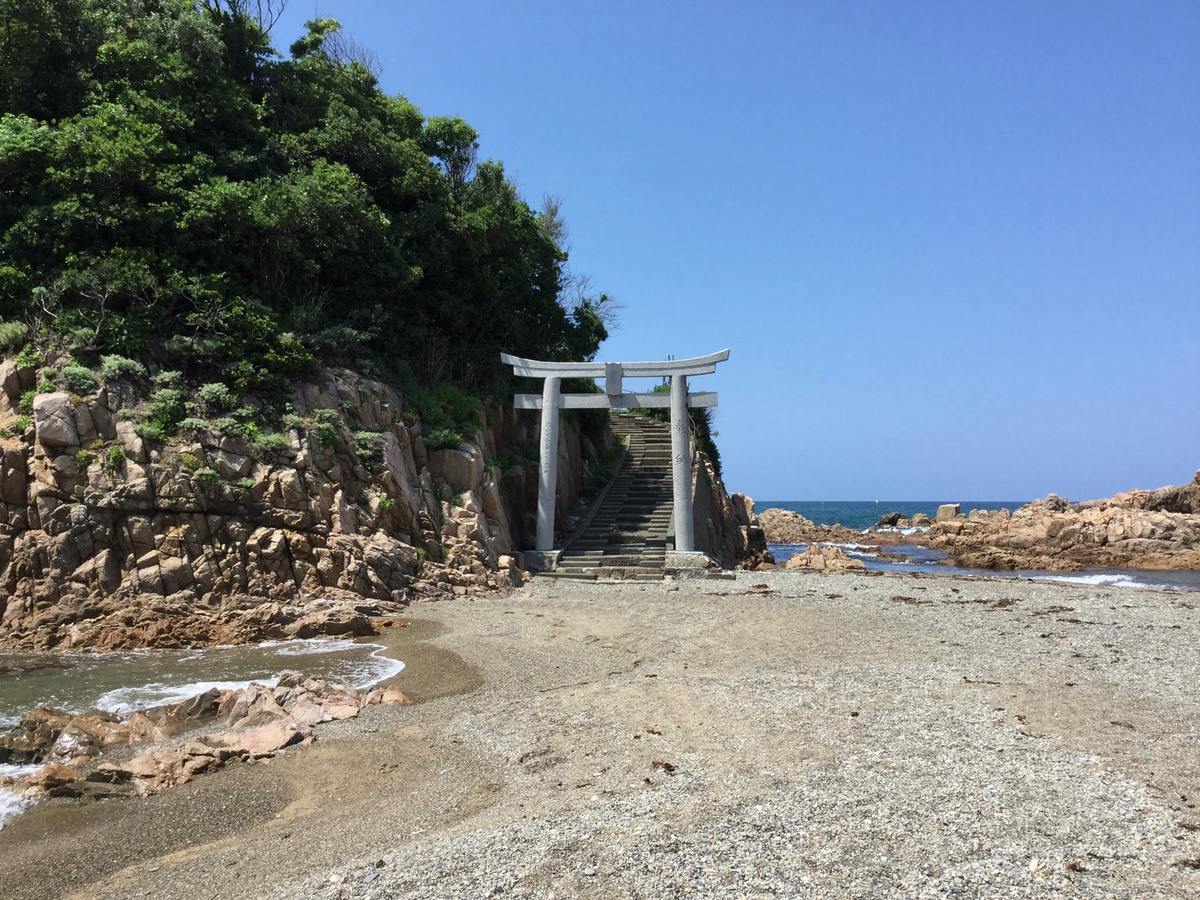 出雲の国美保神社事代主命（コトシロヌシノミコト）が分祀。満潮時に渡れなくなる島。