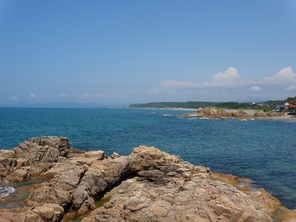 宮ヶ島から見える、猫の背のような形をした、猫島（画面右手）