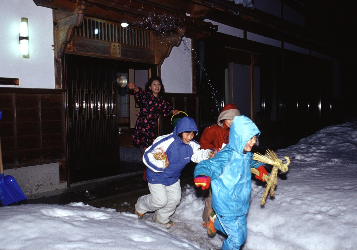 子どもたちが新春の福を運ぶ飯南町のトロヘイ行事