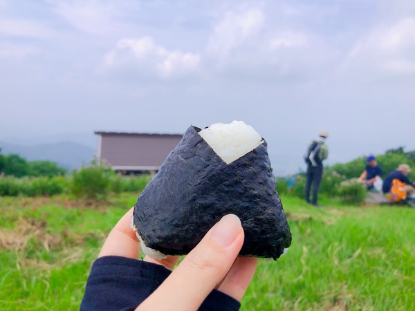 山頂でいただくおにぎり