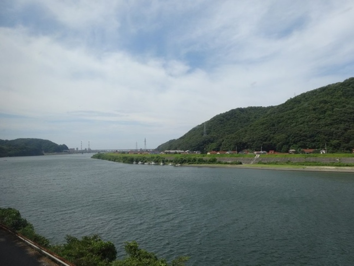 三江線から望む江の川。（※JR三江線は、平成30年3月をもって廃線となりました。）