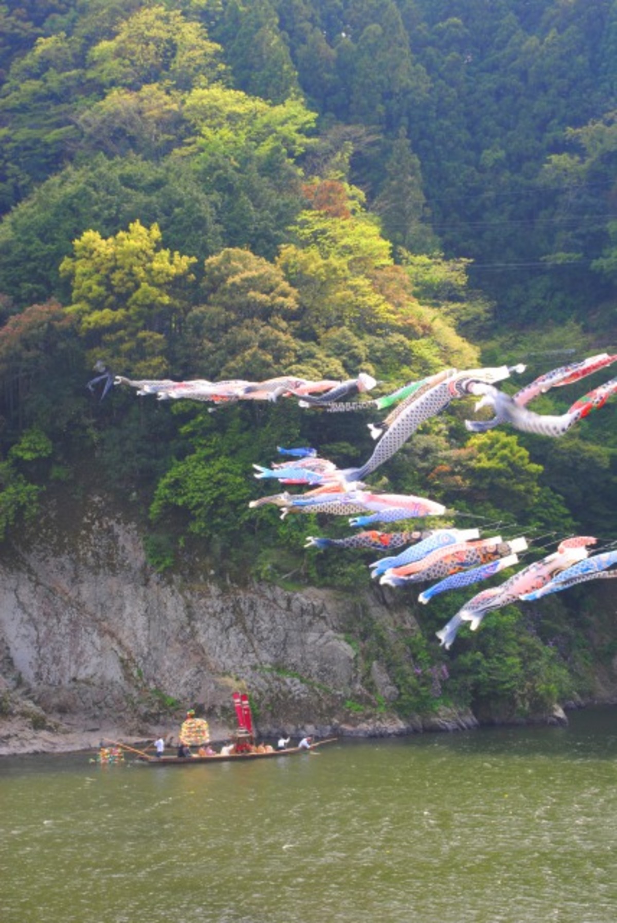 江の川の鯉のぼりと川戸水神祭