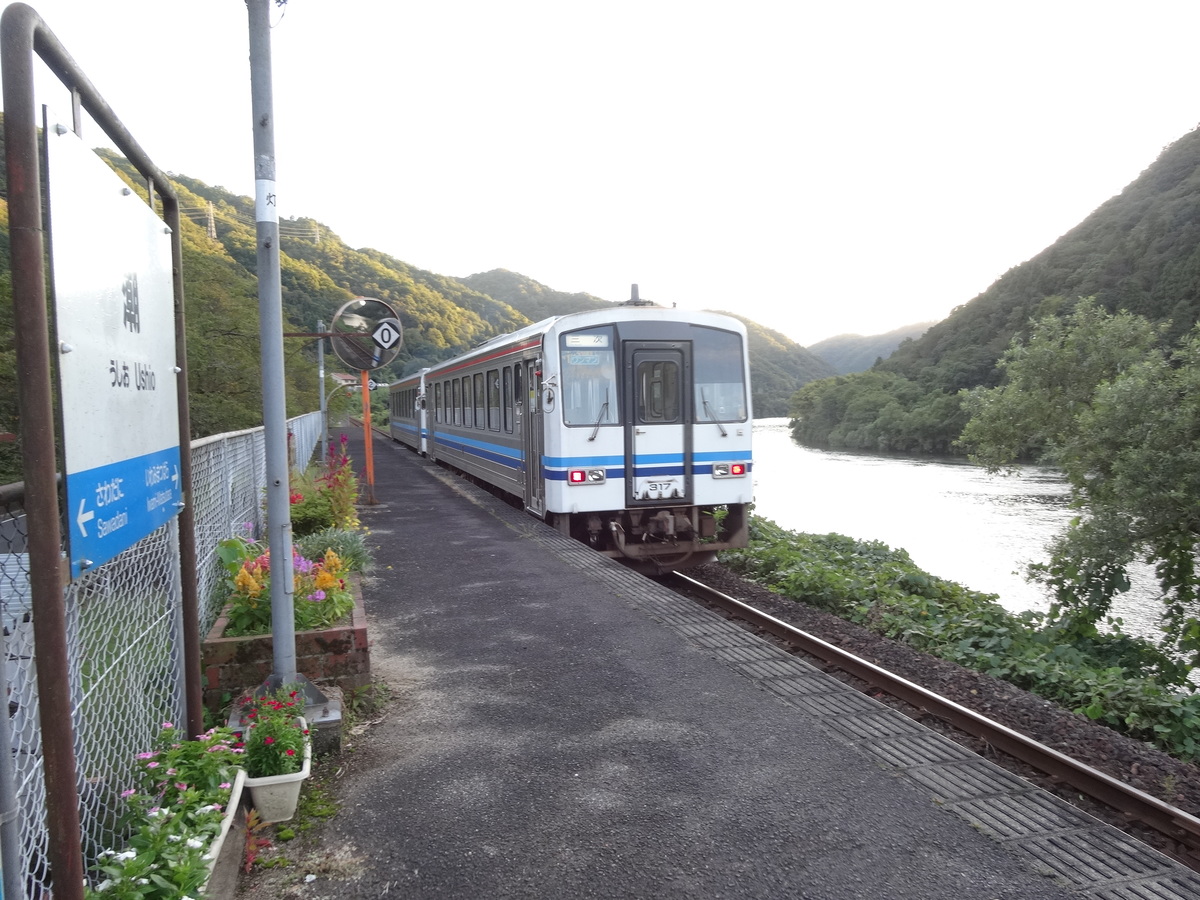 ＪＲ三江線潮駅 電車と江の川