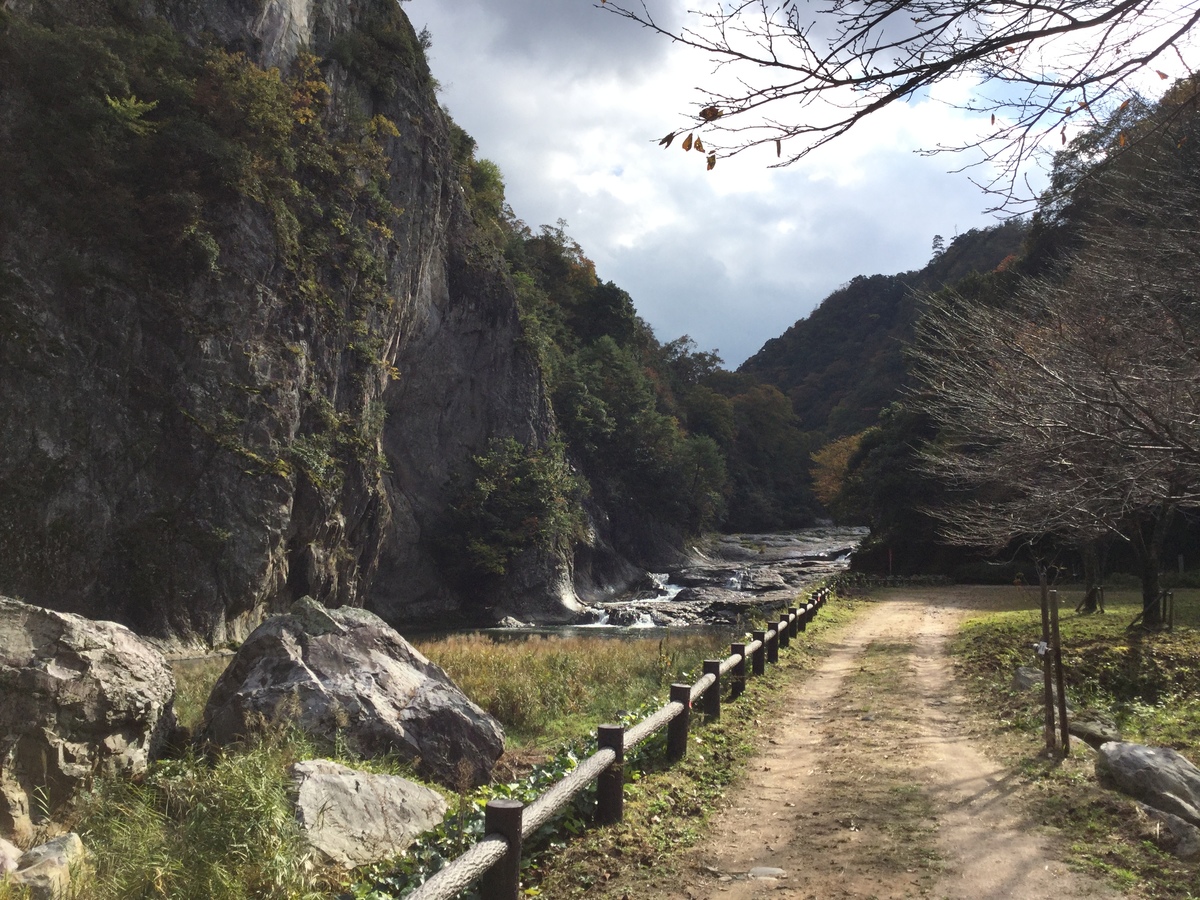 圧倒的な渓谷美。轟々と流れる水の勢いと、そびえる絶壁。呆気に取られるほど格好良い景色なんです。