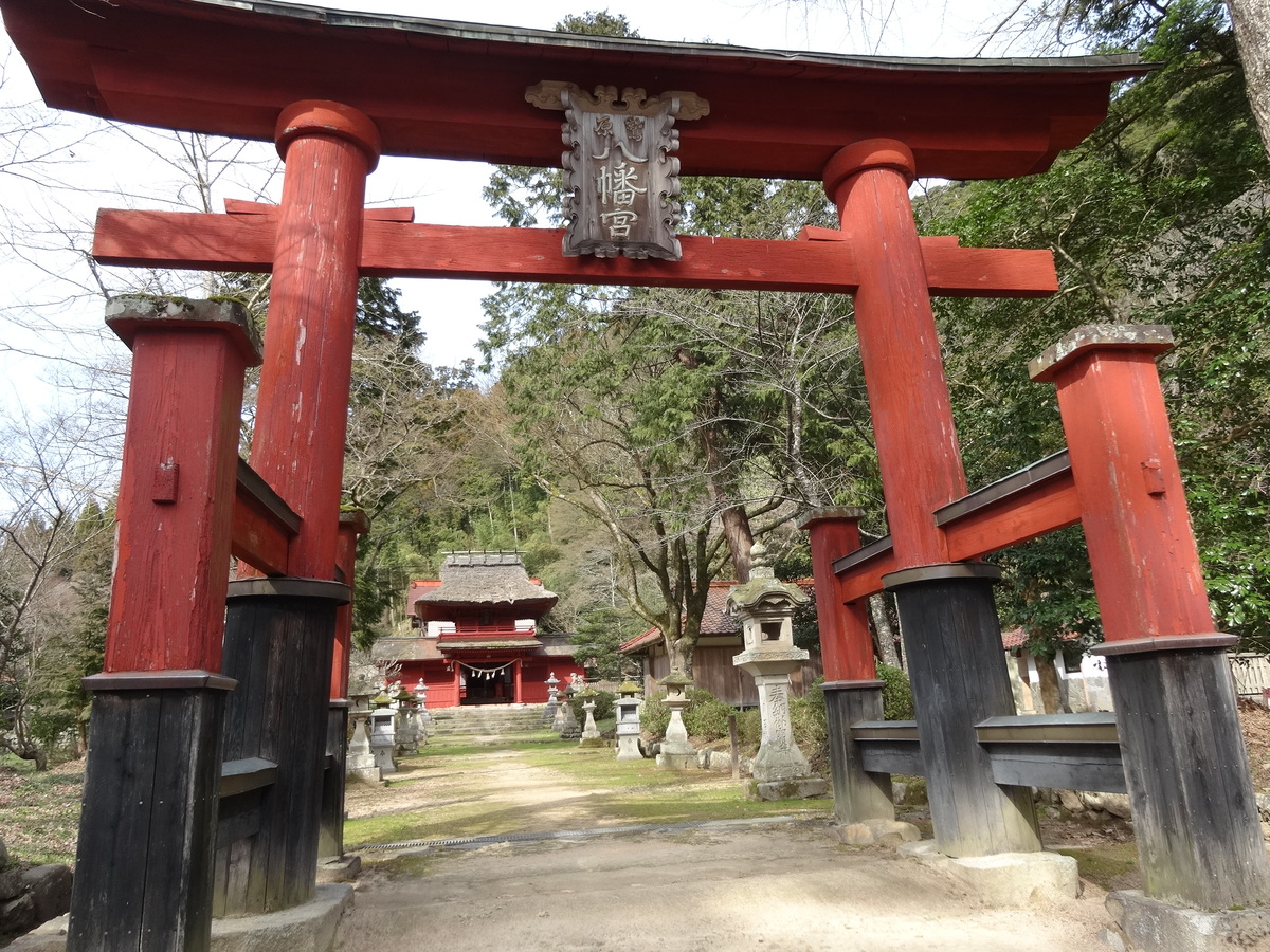 鳥居。津和野城の鎮守として約600年の歴史をもち、本殿、拝殿、楼門は、国の重要文化財にも指定されています。