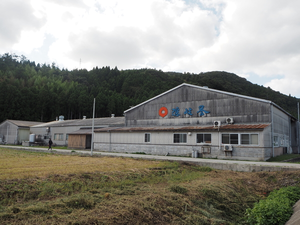 田園に囲まれた隠岐酒造の工場全景