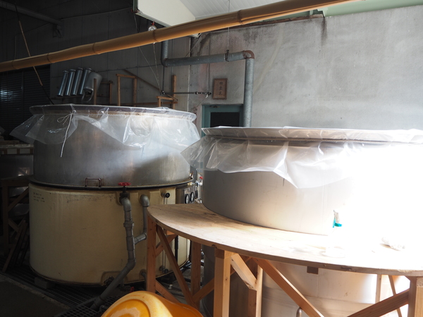 日本酒の主原料である酒米を蒸す装置