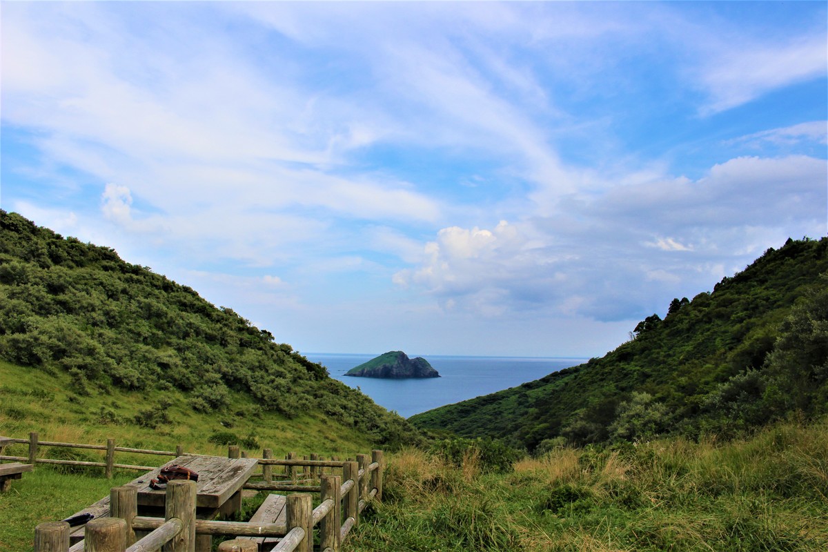 赤壁から見える神島