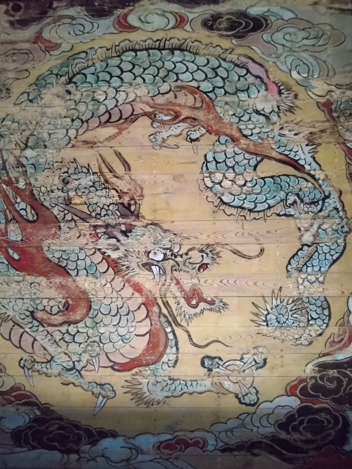 拝殿の天井を仰ぐと、極彩色で描かれている「鳴き竜」が現れます