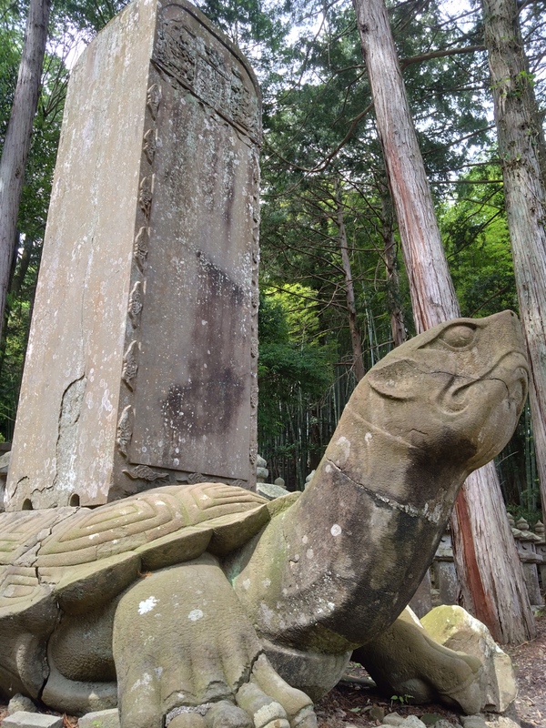 小泉八雲の随筆に「化け亀」として登場する寿蔵碑(大亀)･･･頭をなでると長生きできるかも･･･？