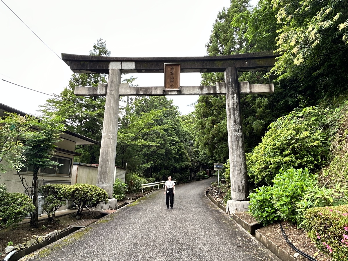 登頂の途中、息をのむほど巨大な鳥居が出現！