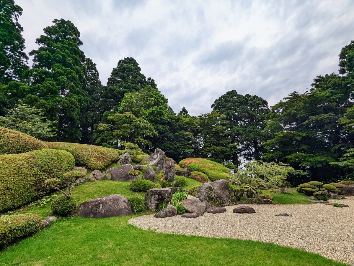 大麻山神社庭園は、江戸時代に作庭されたとされます。大変美しい枯山水庭園です。
