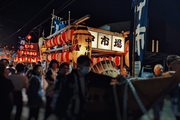 陸上神事の舟行列は、地区ごとに舟が連なり、笛や太鼓の音が町中に響きます。