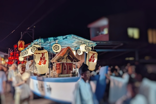 海に出ていた神様が揖夜神社に還ってこられる際、お賽銭を投げ入れて拝みます。