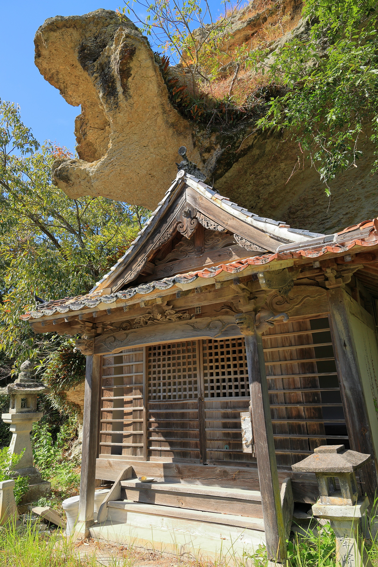 お社と龍岩