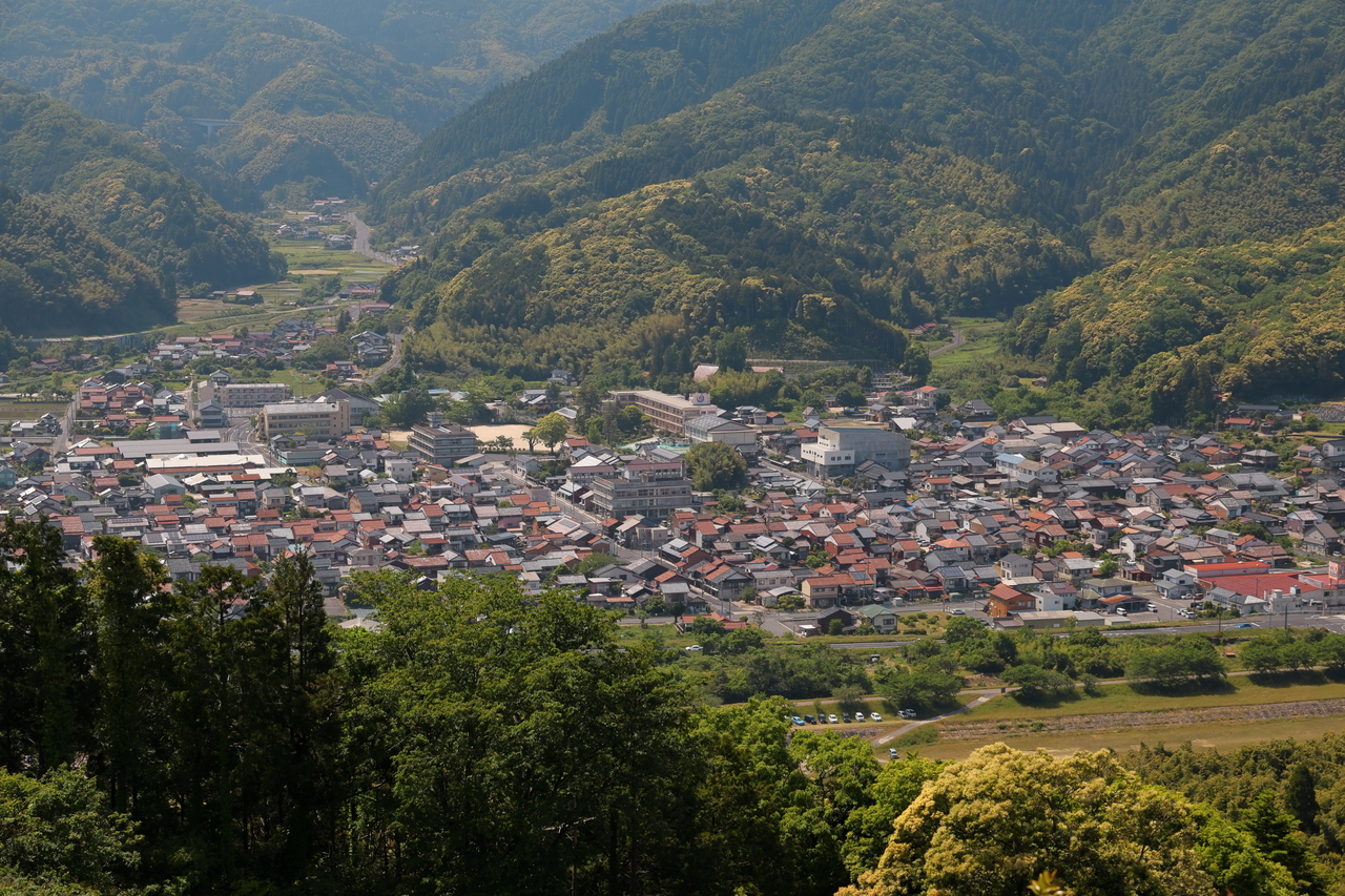 月山富田城跡から望む広瀬の町並み