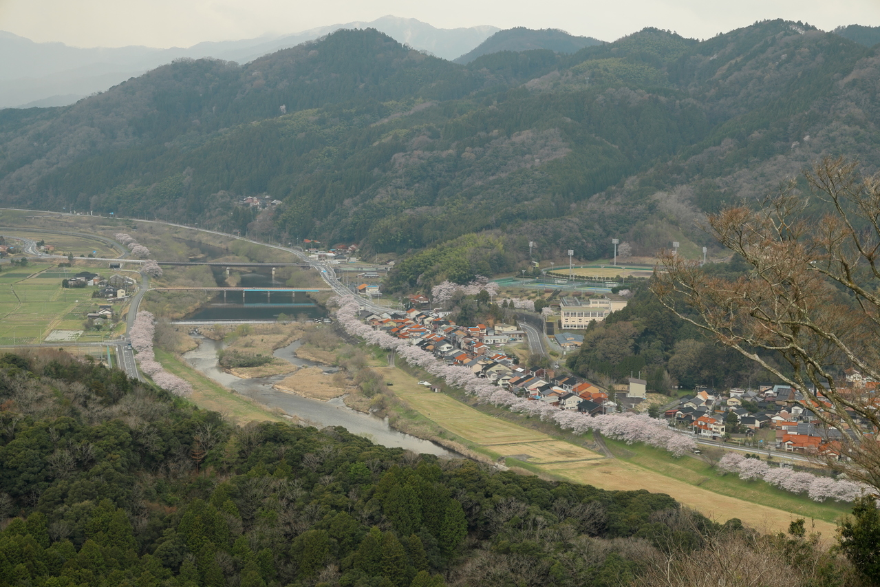 春の月山富田城跡からの風景