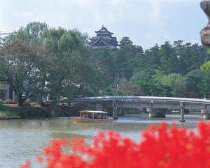 堀川遊覧船と松江城