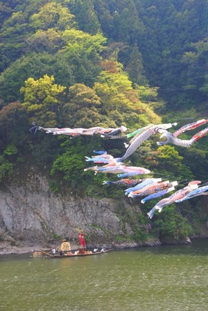 江の川の鯉のぼりと川戸水神祭