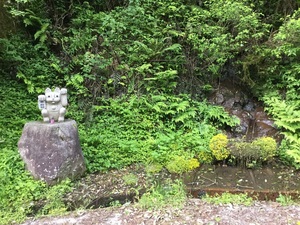 手足の長い招き猫（平栃の滝駐車場付近）