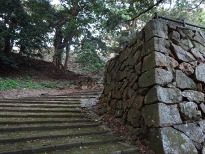 石段を右へ